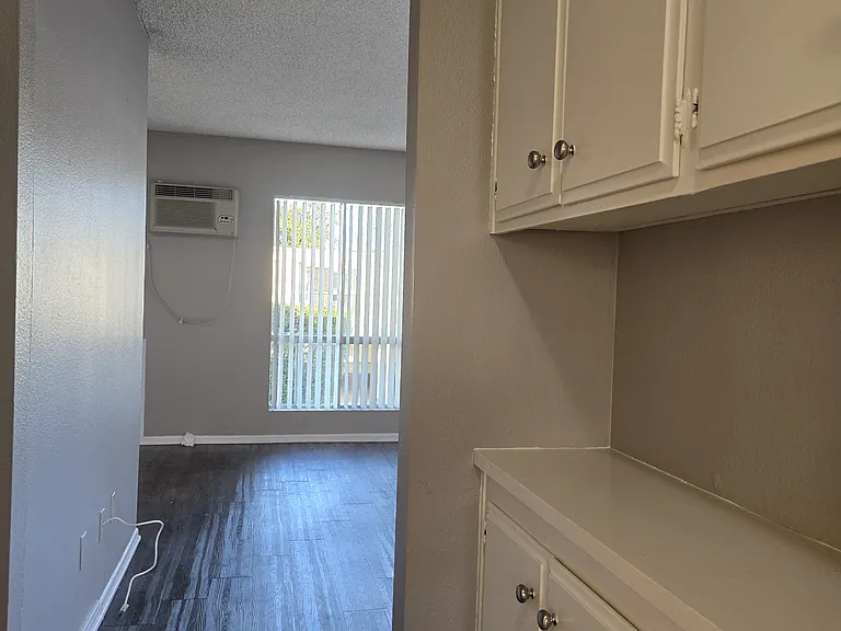 Valley House Apartments — Photo 9