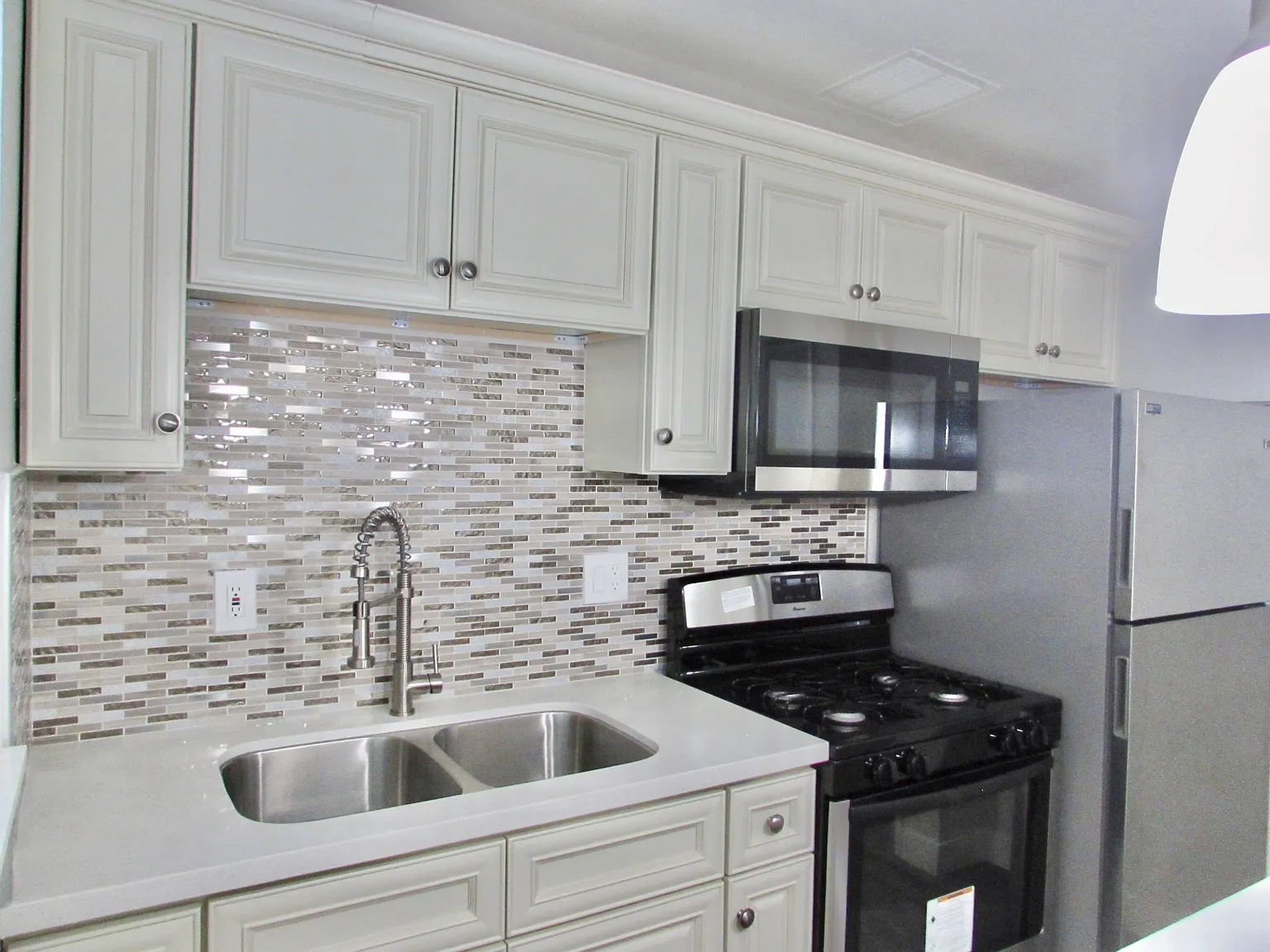3411 Lexington Ave — Photo 3