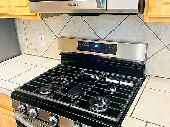 Brand new, very nice appliances!