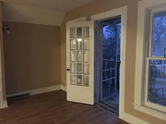 3rd image of 60 Dickinson St SE Unit 2