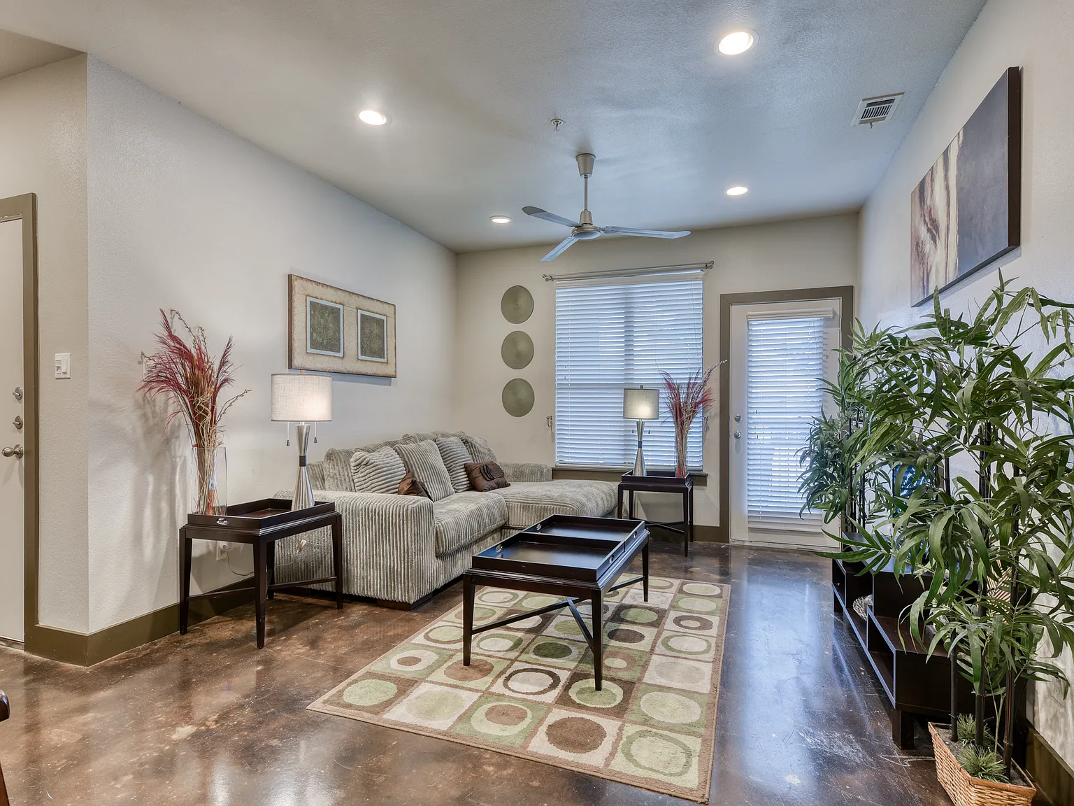 2 bed, 1199 sqft, $925 — Photo 2