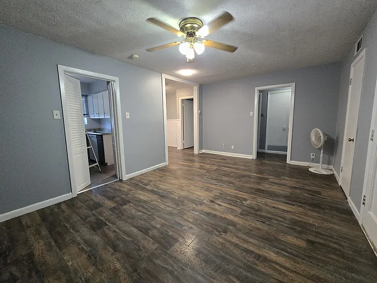 427 Royal Crest Dr — Photo 18