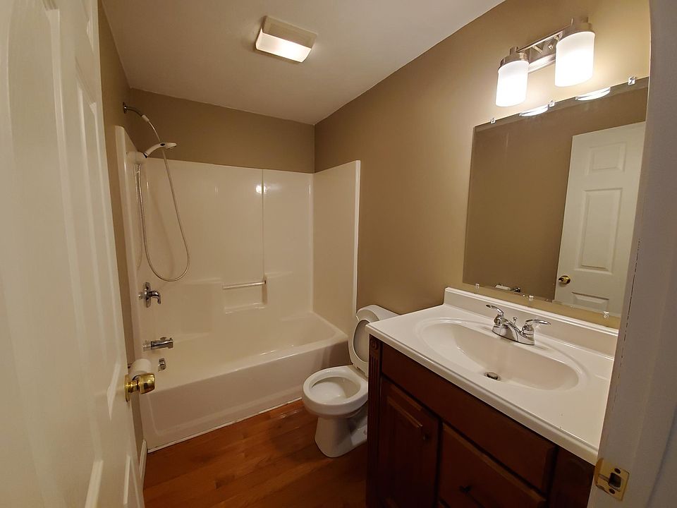 Main floor Full Bath