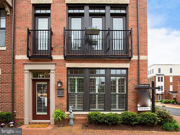 Crescent Place walk to Historic Leesburg