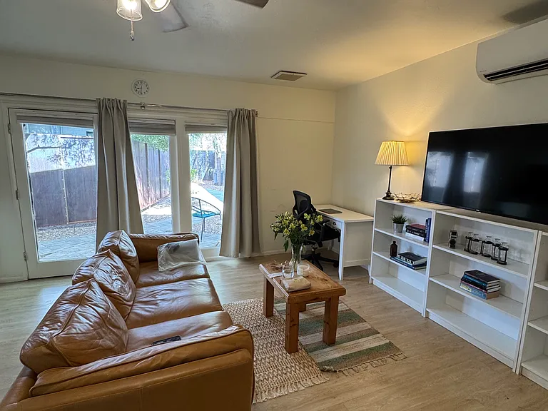 1724 N Whittier Dr — Photo 2