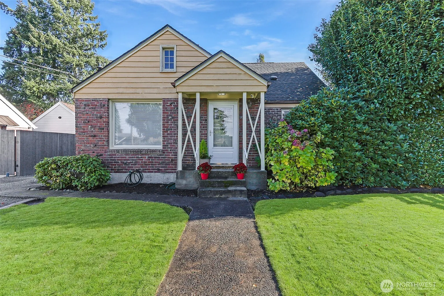 2315 Mountain View Avenue W photo 1