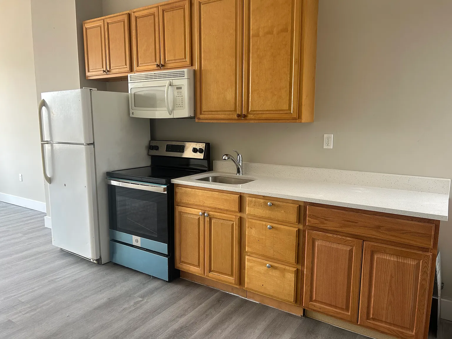 Studio, $990 — Photo 2