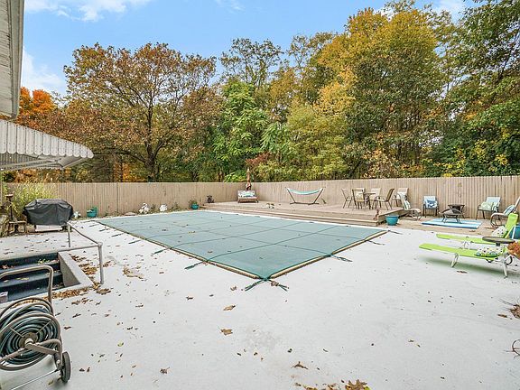 5th image of 273 Beachfield Dr