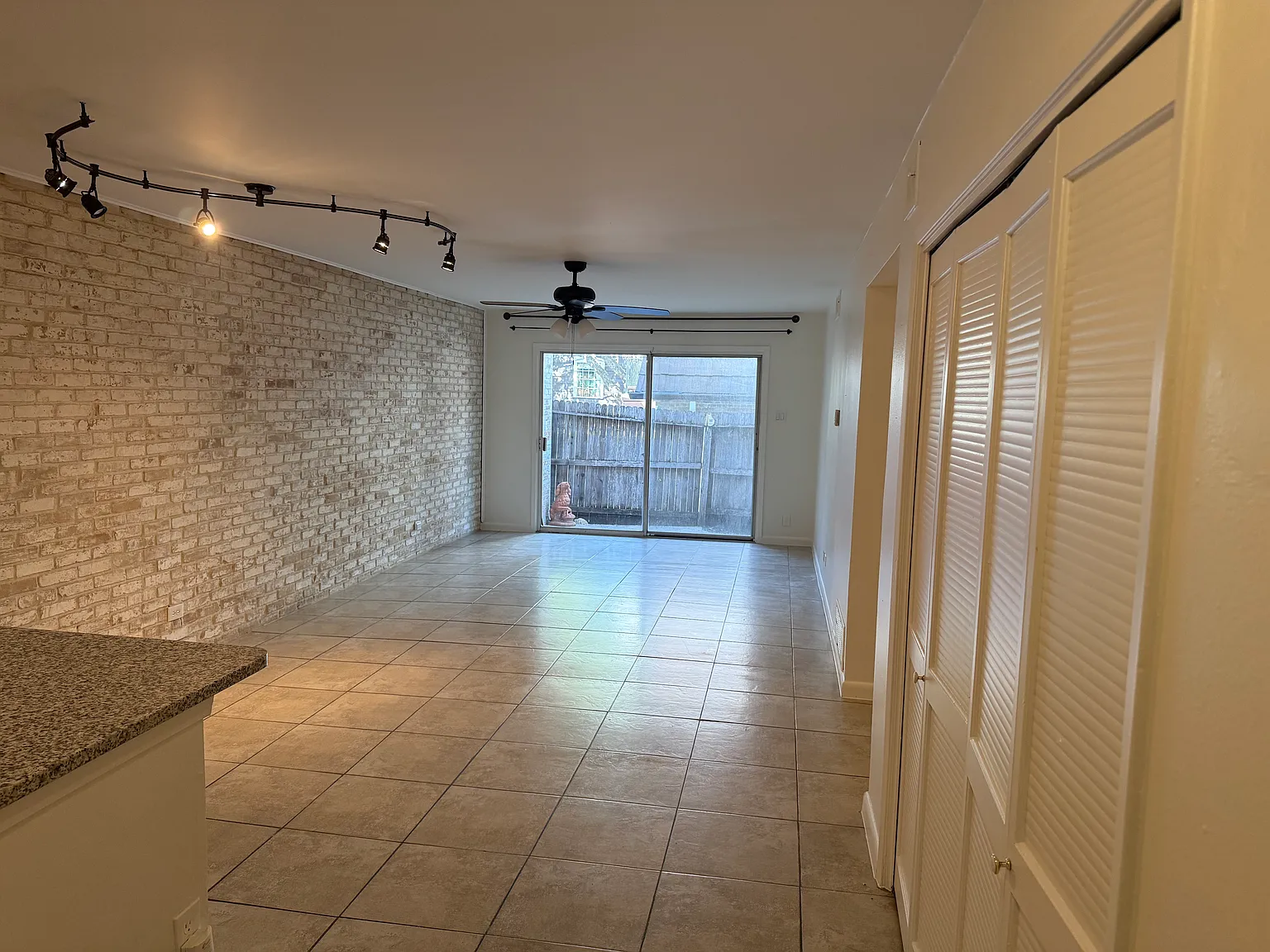 2 bed, 887 sqft, $1,550 — Photo 2