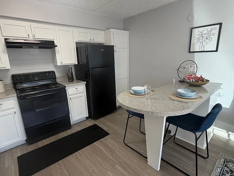 Waters Edge Apartments — Photo 38
