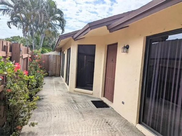 401 Springdale Cir, Palm Springs, FL 33461