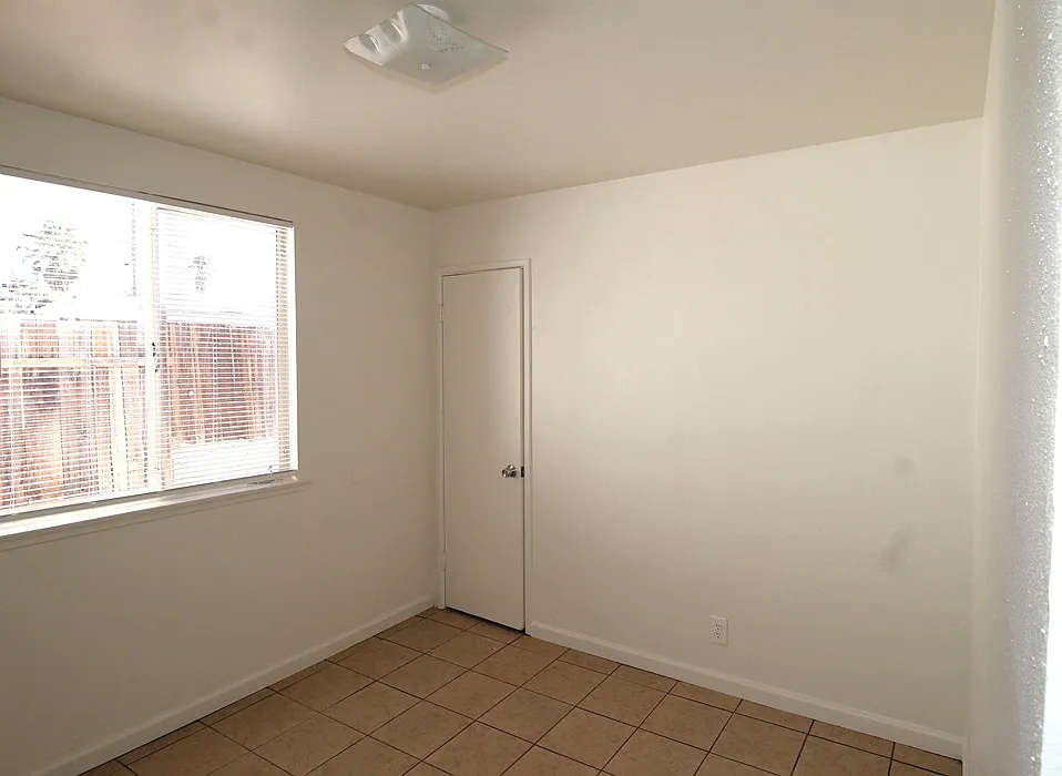 3 bed, 960 sqft, $1,700 — Photo 4