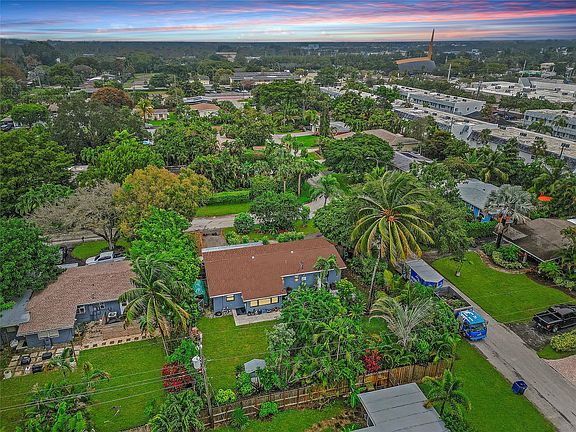 2nd image of 300 NW 28th Street