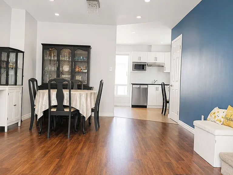 219 Barkley Cres — Photo 3