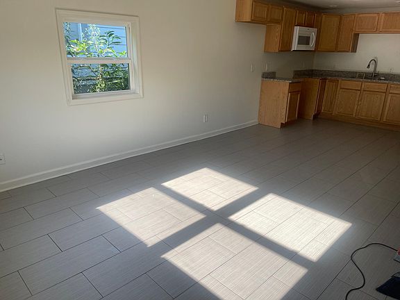 5th image of 2594 Montgomery St
