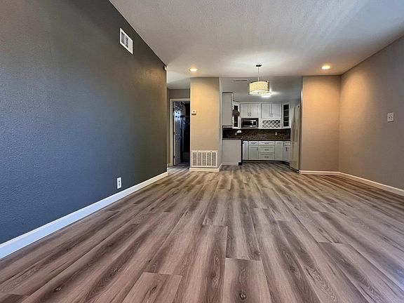 5th image of 452 N Bayview Ave