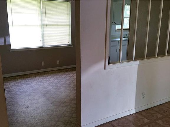 3rd image of 2480 Crescent Dr