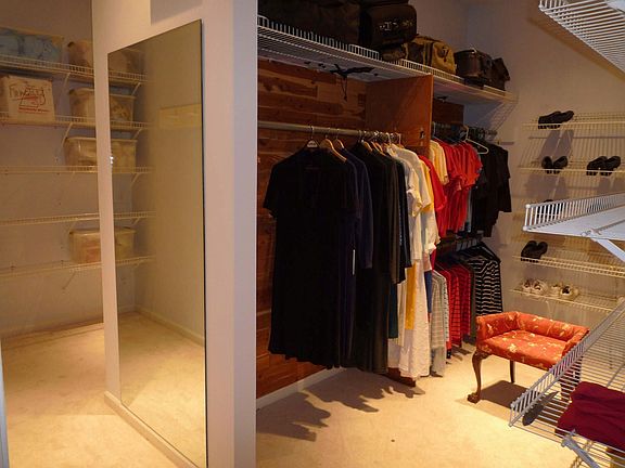 Master Bedroom Walkin Closet