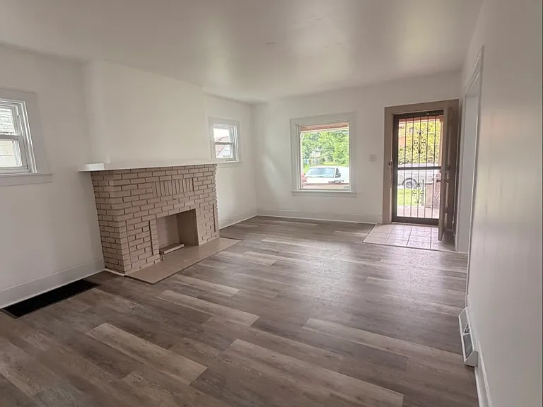 351 E Judson Ave — Photo 2