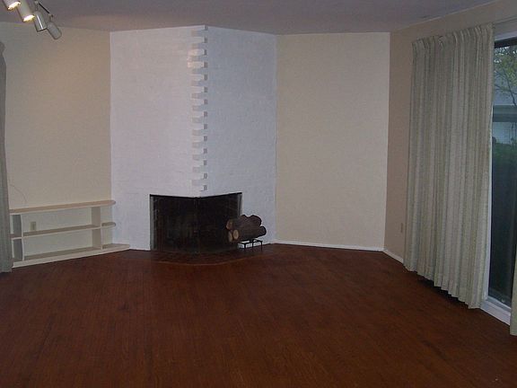 Sunken Livingroom w/woodburning fireplace