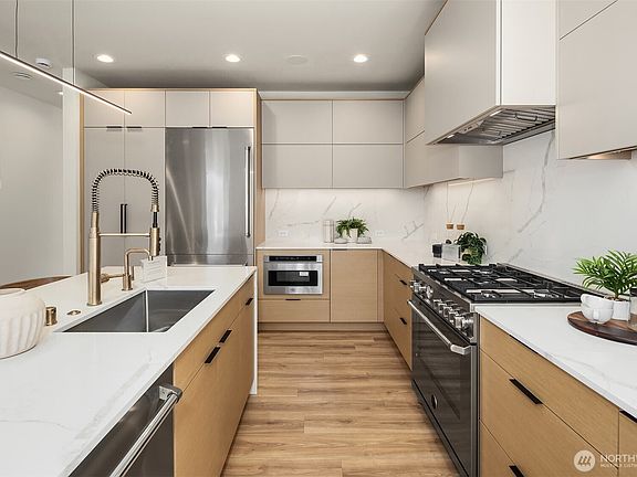 4th image of 543 16th Avenue W