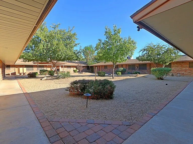 707 W Rose Ln — Photo 1