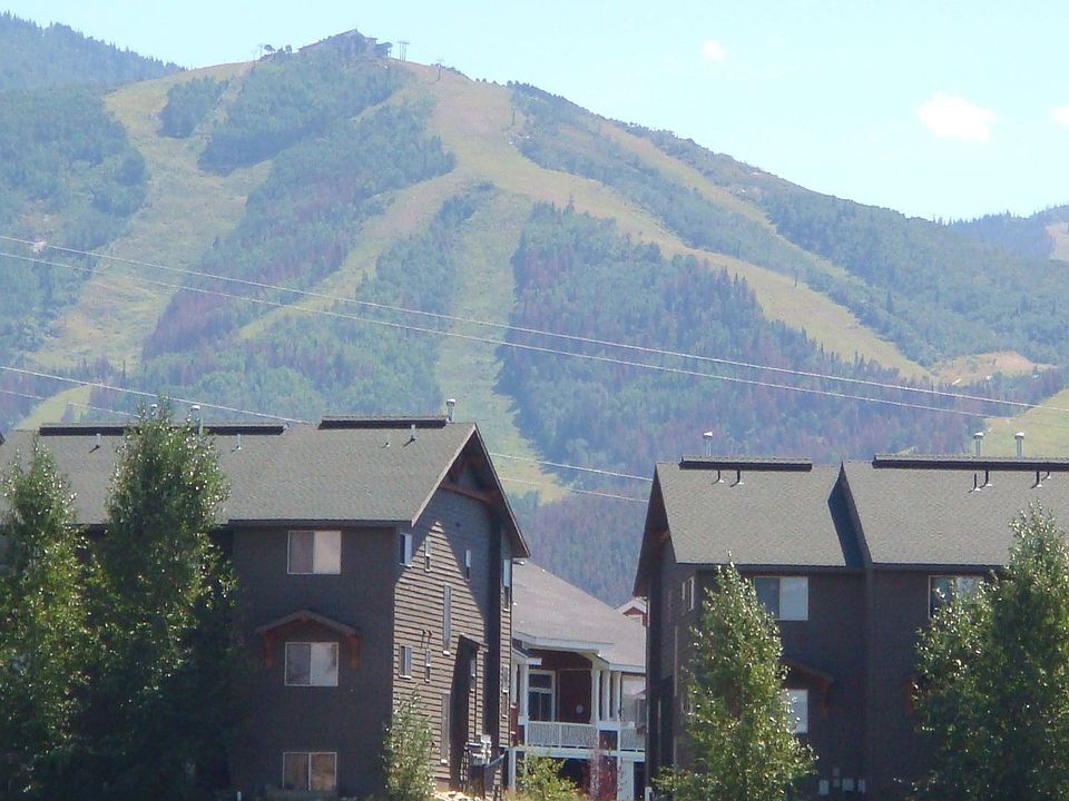 Direct view of the ski mountain and right on the bus route