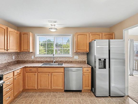 4th image of 28469 Carlton Way Dr
