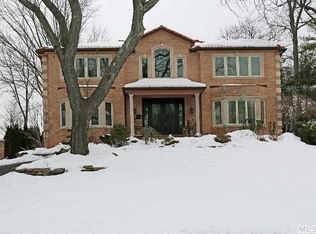 36 Woodland Rd, Roslyn, NY 11576