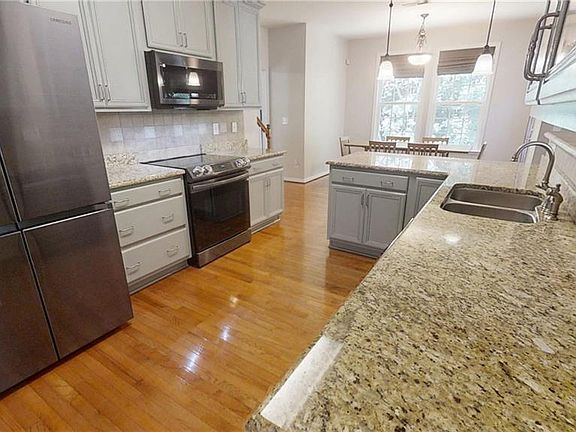 4th image of 607 Queensbury Ln