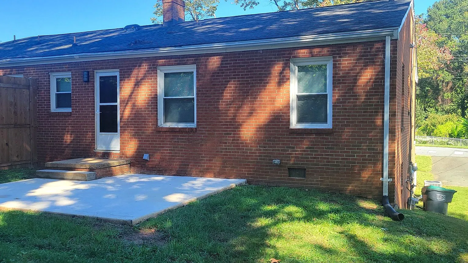 One Level Refurbished Conveniently Located 2 Bedroom Duplex — Photo 3