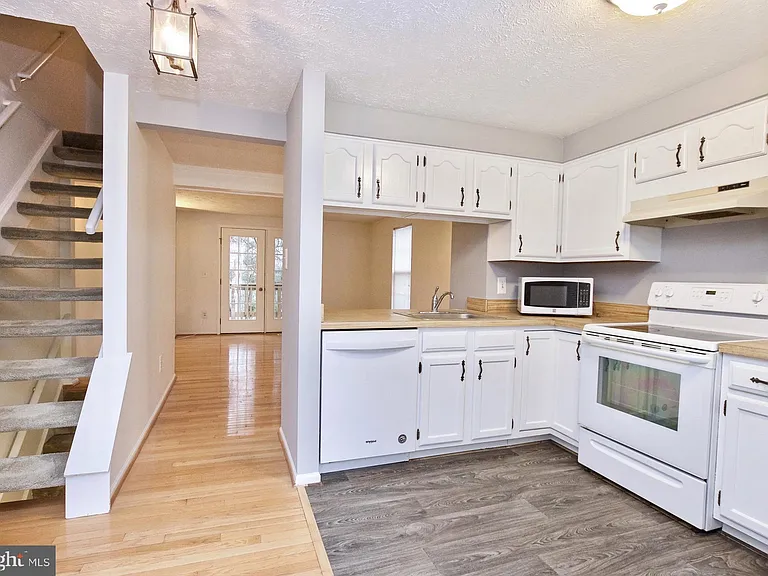 1915 Belmont Ridge Ct — Photo 10