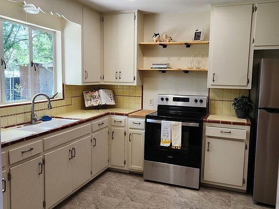 5th image of 207 Sullivan Dr