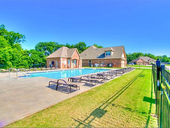 Pool and Clubhouse