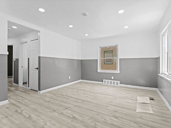 4th image of 16039 Fairmount Dr