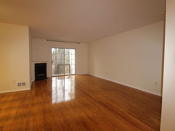 Living room & gas fireplace