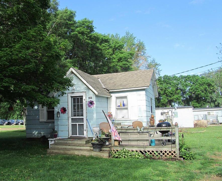 1st image of 320 4th St SE