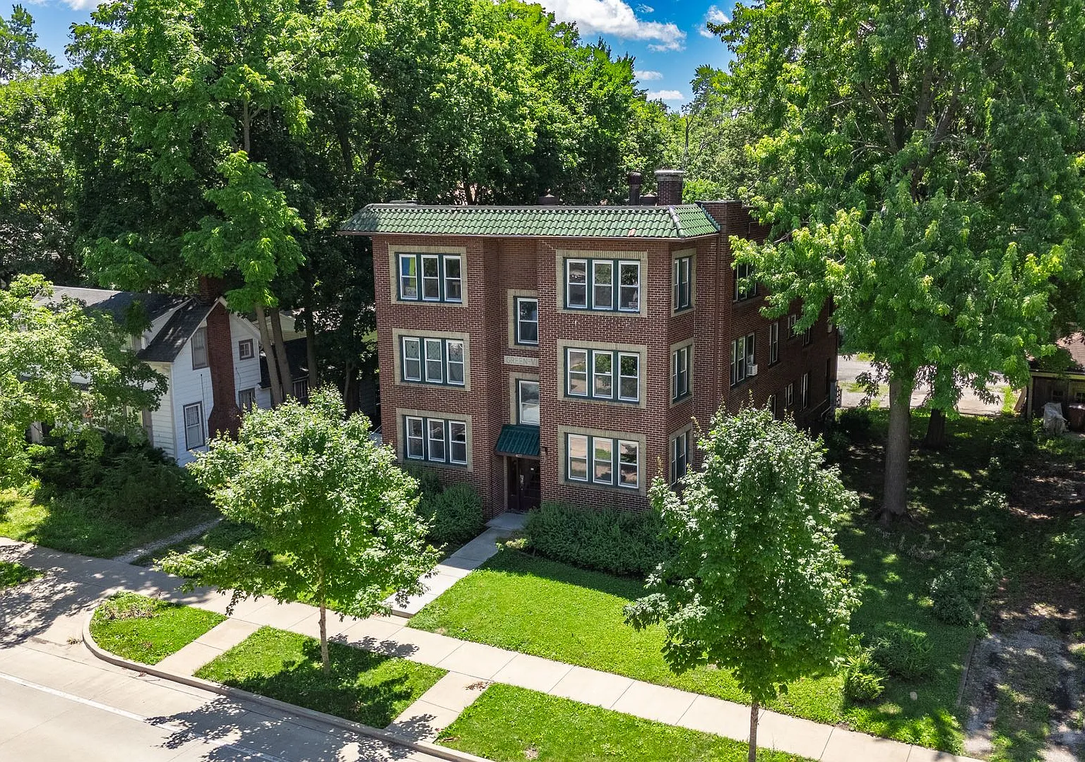Charming & Convenient 2 Bedroom Near UIUC Great Location! — Photo 2