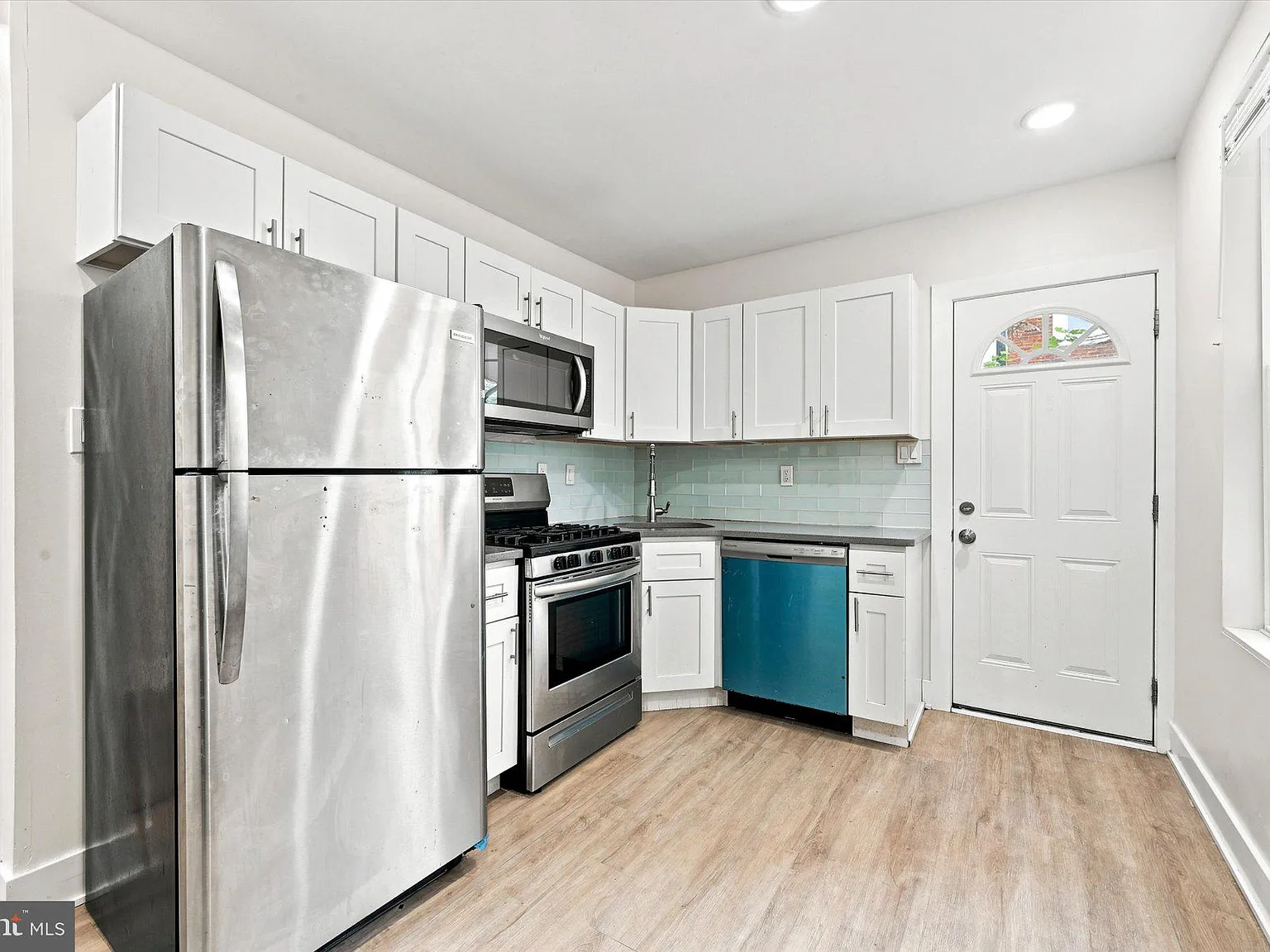 2 bed, 1.0 bath, 1400 sqft, $1,400 — Photo 3