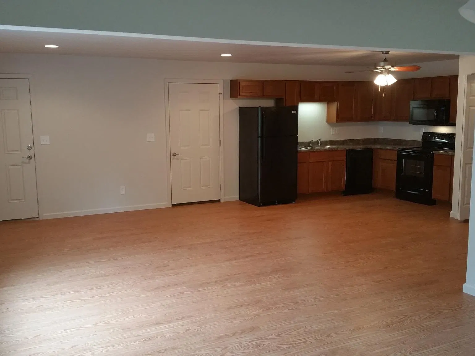 3 bed, 1.5 bath, 1450 sqft, $1,650 — Photo 2