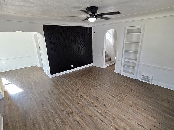 3rd image of 13537 Glastonbury Ave
