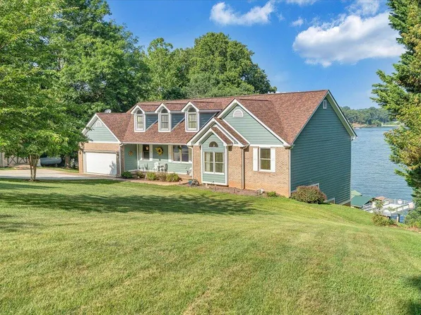 900 Lakemount Dr, Moneta, VA 24121