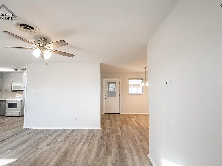 1020 W Cornelia Ave — Photo 3
