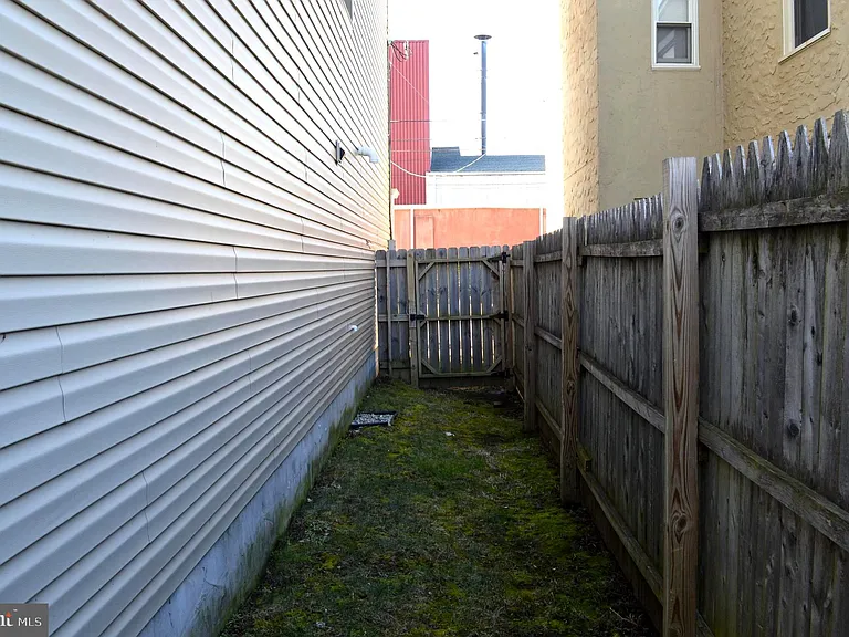 327 S Adams St — Photo 32
