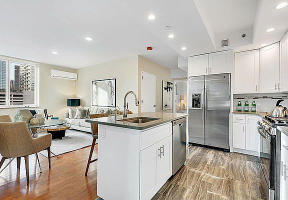 3rd image of 4604 Vernon Blvd #3C