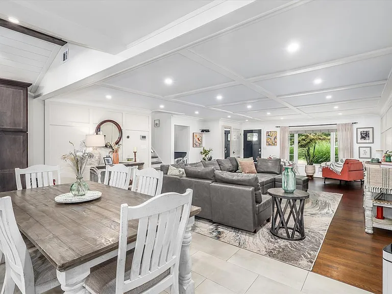 24 Sharon Rd — Photo 3