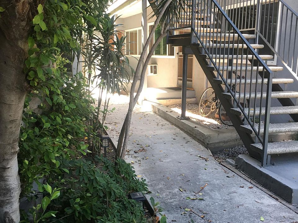 1st image of 426 S Barrington Ave #3