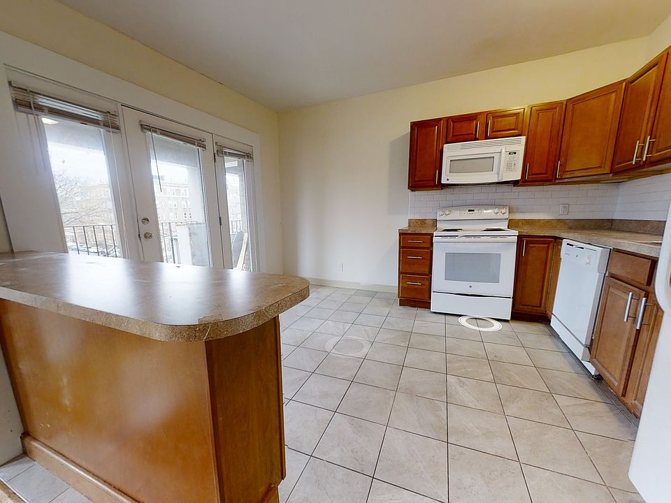 1st image of 1137 Commonwealth Ave #15