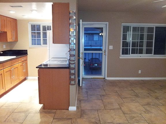 3rd image of 3072 Winfield Ave