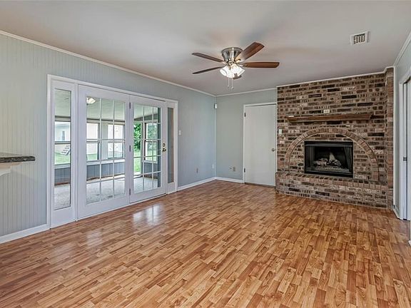 4th image of 318 Topeka Dr